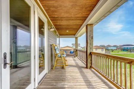 Gone Coastal for 10 | Bar, Hammock, Deck, Beach Отели рядом с достопримечательностью «Port Bolivar»