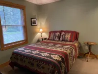 Avalon Guest Lodge 3102 Entire House. 2 Separate Living Rooms. Sleeps 9