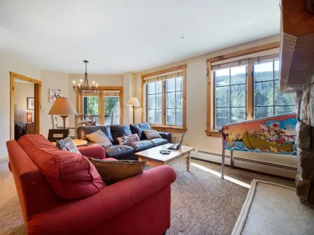 Slope Views, Cozy 2 King Beds, Pinball, Short 5 minute Walk to Everything!