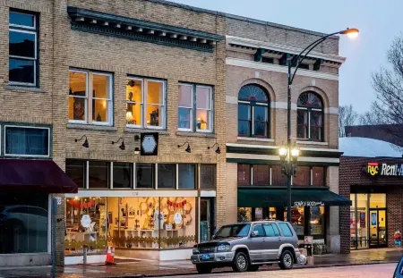 Walkable Downtown Salisbury Fully Furnished Apt.