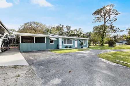 Cozy & Coastal Fort Pierce Pool home