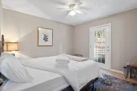 Modern Mtn Cabin+Walk to DT+Hot Tub