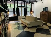 DOWN ON MAIN - a charming historic apartment in the heart of Eureka Springs