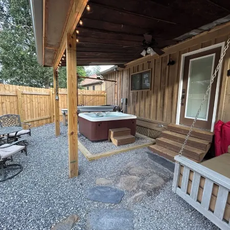 Cozy Retreat. Hot Tub. Close to Town, Deep Creek, and National Park Entrance.