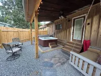 Cozy Retreat. Hot Tub. Close to Town, Deep Creek, and National Park Entrance.
