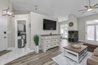 Castle Glow - 2Br - BBQ Gr - Walk to Kroger Field