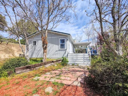 3Br Private 8 Acre Spa Retreat - BBQ, Patio, Views