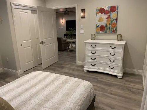 Adorable Brand New remodeled Tustin Cottage. Close to the 55/405/22 and 91 fwy. Hotels in Tustin