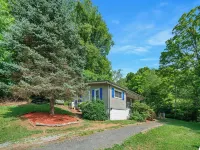 The Honeycomb Hideout-Charming 2-bedroom house in marvelous Bakersville