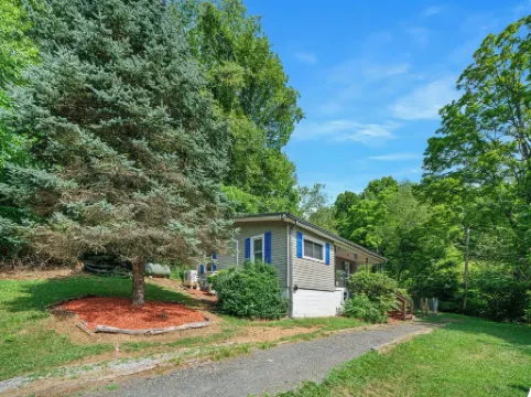 The Honeycomb Hideout-Charming 2-bedroom house in marvelous Bakersville