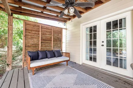 The Bungaleaux - Charmer Very Close to LSU, ON St. Paddy's Day Parade Route! Отели рядом с достопримечательностью «Магнолиа Маунд Плантейшен»