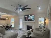 Serenity LoungeNEW-FRESH-MODERN HOUSE With TVs in All rooms - 3-Star