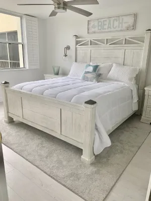 FANTASTIC CONDO ON SIESTA KEY BEACH. HUGE POOL, PICKLE BALL, EXCERCISE ROOM.