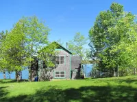 Driftwood Cottage; cozy oceanfront, 2 Kayaks, Wood Stove, Porch, Sunsets.
