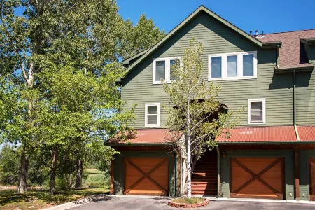 Townhome w/ Lake & MTN Views Near Basalt & Whole Foods, 18 Mi. to Ski in Aspen!