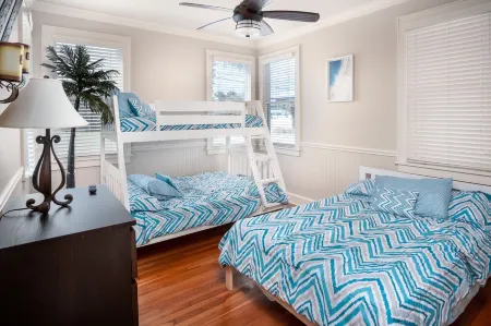 5 Bdrm 4 Bath Ocean View Home Located on North Beach Nsb! Отели рядом с достопримечательностью «Marine Discovery Center»