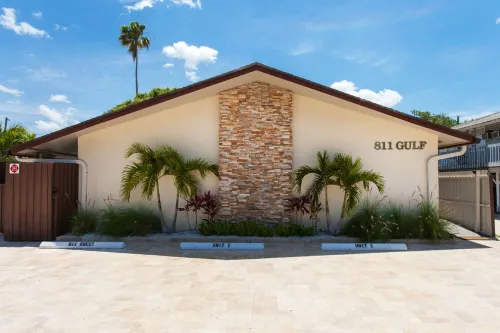 Stylish Beach Retreat Right Across Street From Beach & Gulf of Mexico in IRB! Hotels in Indian Rocks Beach