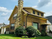 Charming 3-bedroom house in historic grandview neighborhoods Diamond Jo Casino附近的飯店