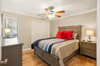 Beautiful South Island, Fully Remodeled, 3 Bedroom Escape with Sunroom