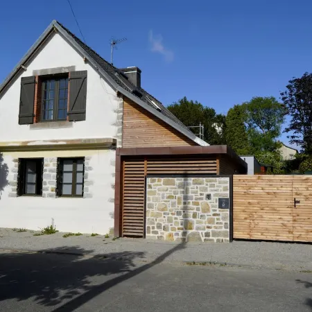 90 m from Morgat beach, fully renovated 3-bedroom house on quiet street