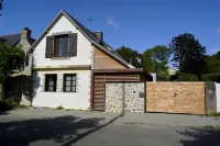 90 m from Morgat beach, fully renovated 3-bedroom house on quiet street Hotels near D2 Studio Danse 2000