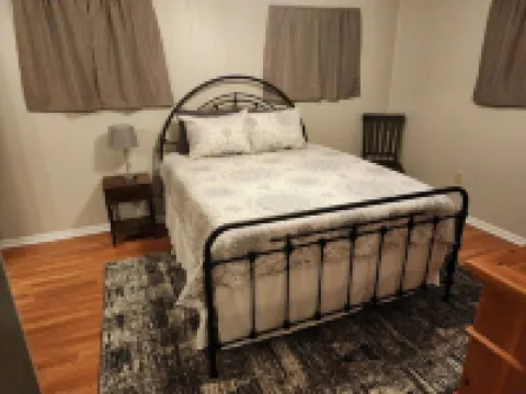 Comfortable 2 Bedroom Cabin - 3 min to Roosevelt State Park. WIFI & Self Checkin