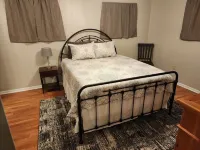 Comfortable 2 Bedroom Cabin - 3 min to Roosevelt State Park. WIFI & Self Checkin