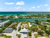 Beautiful Nokomis Beach Cottage. Walk to Beach w/Tranquil & Private Patio
