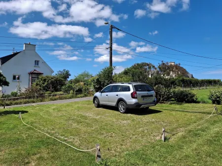 Elegance on the bay, modern apartment with garden and sea view