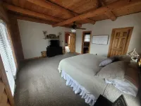 Nolin Lake Log Cabin ~ Beautiful Water Views ~ Great Family Getaway! Hotels near Mammoth Cave