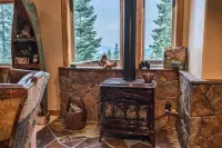 5 Star Luxury Chalet. 2 Master Ensuites, Hot Tub, Pool Table, Gourmet Kitchen