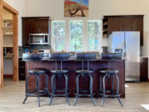 Spacious Zion Cabin, Walk to NP, Near Ponderosa Ranch, Sleeps 9