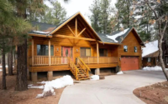 CUSTOM BUILT HOME IN THE HEART OF PINETOP- FENCED-PETS WELCOME