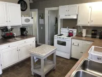 Main Street Cottage with park across the street. Walk to downtown area.