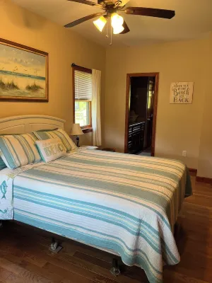 Martha's Vineyard Cozy Getaway Near Picturesque Philbin Beach