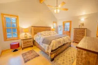 2 Bed 2 Bath, Downtown CB, Hot Tub, Fireplace, Parking, Yard! Nordic skiing! Hotels near Crested Butte Rental & Demo Center