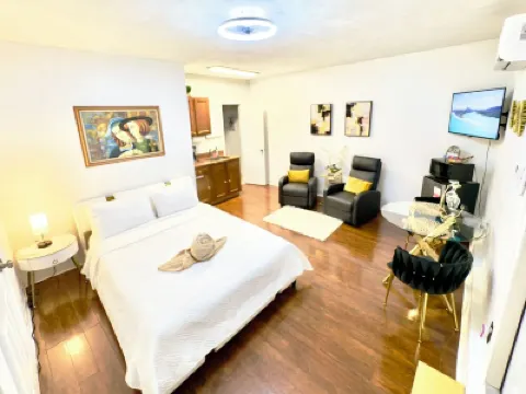 Yania's Cozy Getaway Hotels near Englewood Park