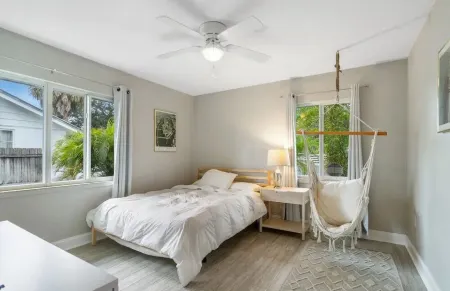 Downtown Sarasota Bayview Bungalow. Ideal location to area wide attractions
