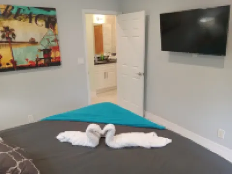 2nd floor Apt C. 1 mile from waterfront and downtown. Just 2 miles from beach!