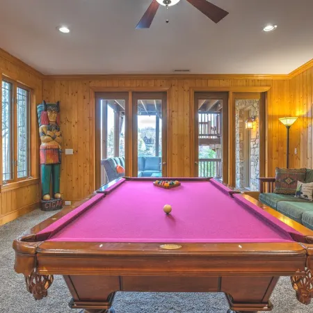 5 Br/3.5 Ba. 3 KING BEDS. LAKE FRONT. FIREPIT. GAME ROOM. MULTIPLE PORCHES.