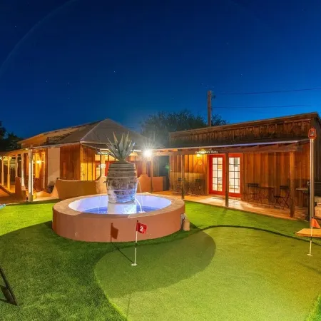 China Mary Inn: China Mary Casita Fountain Courtyard w/games, BBQ & Live Music!