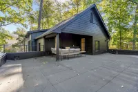 Buckhead Black House Spacious 5 Bedroom Mansion with Heated Pool - Lenox Atlanta