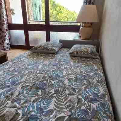 Spacious Studio 5 minutes walk from the beach, air conditioning, WIFI, Terrace Rooms