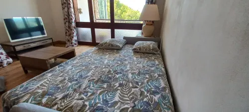 Spacious Studio 5 minutes walk from the beach, air conditioning, WIFI, Terrace