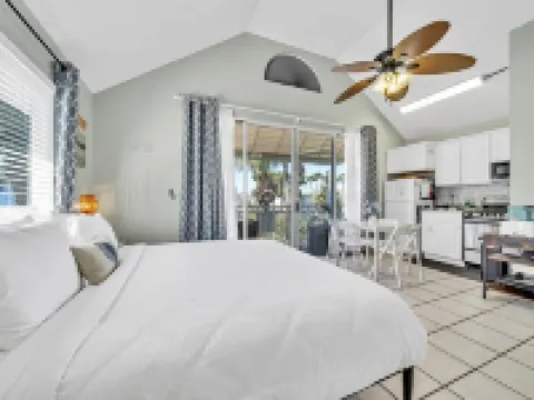 Beach Bungalow-Crystal Beach, Destin-Across Street from Beach & Steps to Pool
