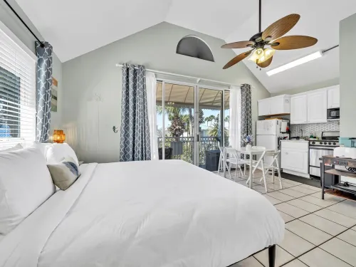 Beachside Bungalow ~ Location! Crystal Beach, Destin ~ Steps to Beach & Pool
