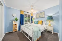 Luxury  Secluded, in Nature - Pet Friendly.  Walk to Village Cafe's, Shops
