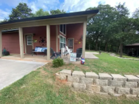 Weclome to Knot Shore  on Lake Texoma with boat parking