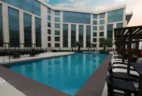 Pride Plaza Hotel, Aerocity New Delhi - piscina