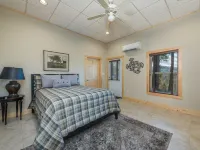 Swiss Pine Lodge, Hot Tub+Fire-Pit, Grill, Mtn View, Game Room, Scenic Vistas! Hotels in Mitchell County